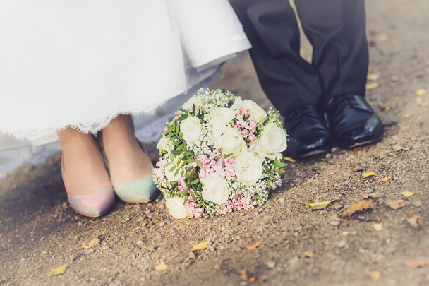πόδια της νύφης και του γαμπρού - Φωτογραφία, εικόνα