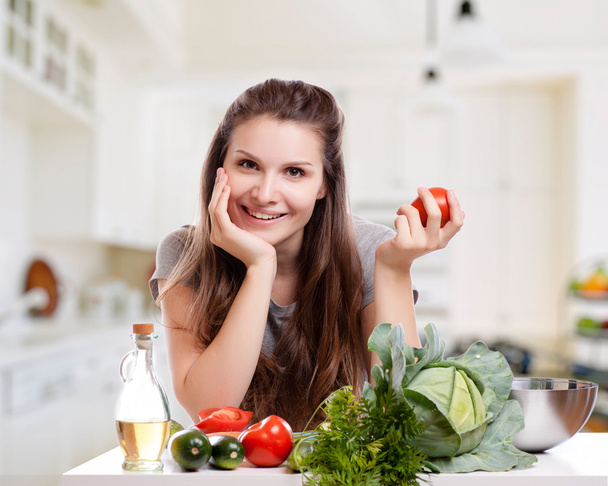junge Frau beim Kochen in der Küche. gesunde ernährung - pflanzliches salat - Foto, Bild