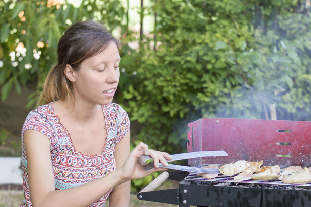 Mladá žena připravuje barbecue - Fotografie, Obrázek