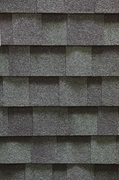 Una nuova composizione installata tetto di tegole di asfalto
 - Foto, immagini