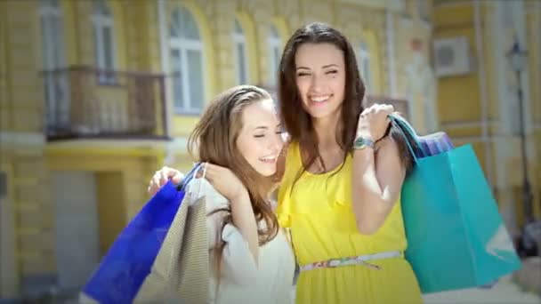 Δύο χαριτωμένα κορίτσια συναντιούνται, ενώ τα ψώνια και μια φιλική αγκαλιά - Πλάνα, βίντεο