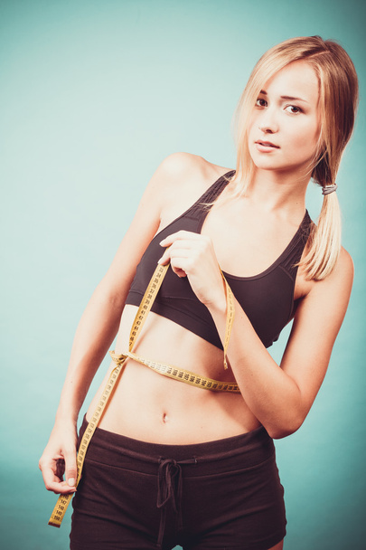 Chica fitness midiendo su cintura
 - Foto, imagen