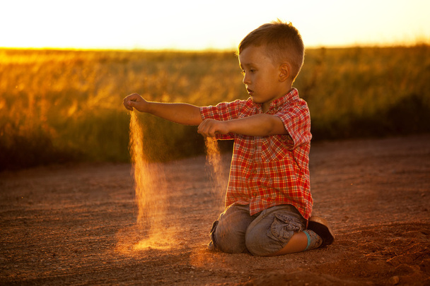 Kid descubre el mundo
 - Foto, Imagen