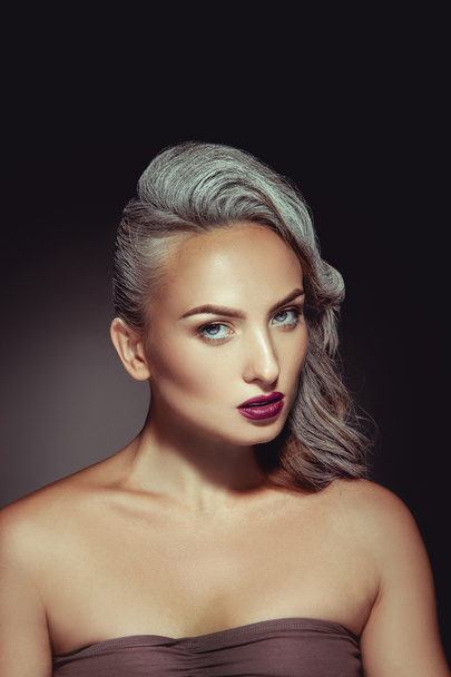 Mujer bonita con color de pelo gris y bonito maquillaje hermoso
 - Foto, imagen