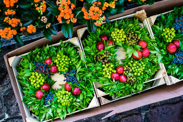 Komposition grüner Blätter auf dem Blumenmarkt im Stadtzentrum von Oslo, Norwegen - Foto, Bild