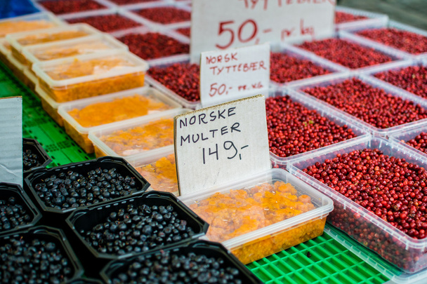 Сезонні ягоди з місцевого ринку
 - Фото, зображення