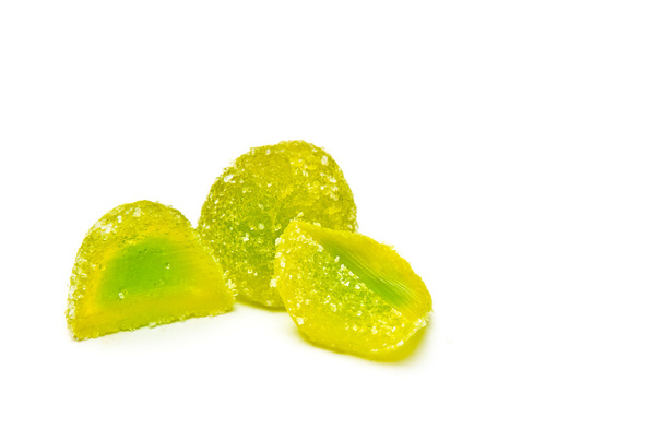 Due caramelle di gelatina verde dimezzate
 - Foto, immagini