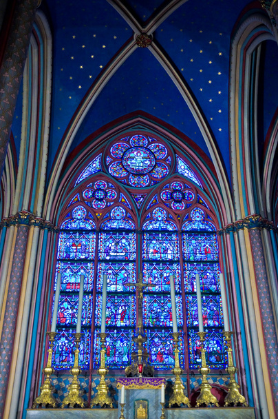 Pequeño altar con seis velas en Notre Dame
 - Foto, imagen