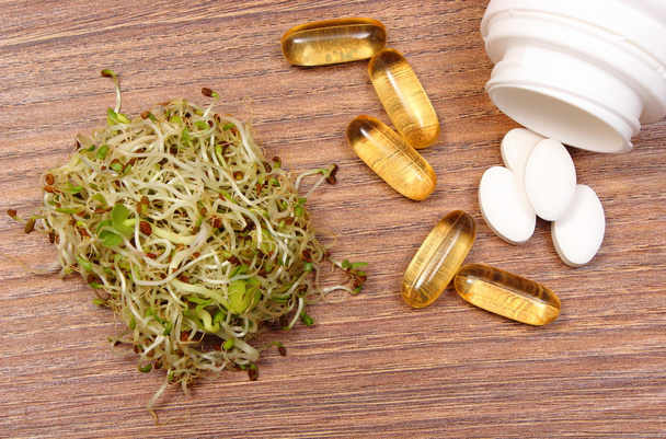 Kiełki lucerny i rzodkiewka z tabletek suplementów, zdrowe odżywianie - Zdjęcie, obraz