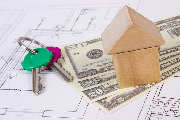 Casa de bloques de madera, llaves y monedas dólar en el dibujo de la construcción, concepto de casa de construcción
 - Foto, Imagen
