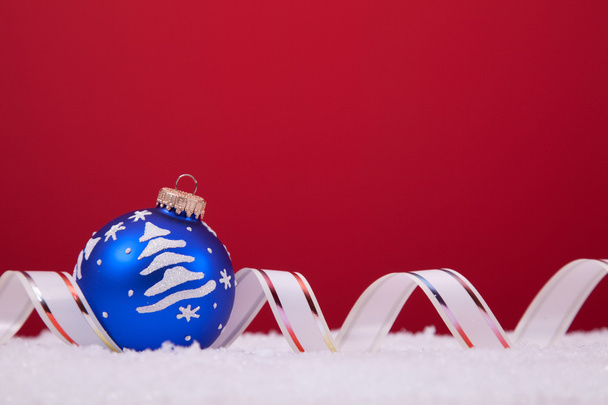 kerstballen op een rode achtergrond - Foto, afbeelding