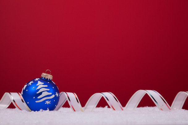 Vánoční koule na červeném pozadí - Fotografie, Obrázek