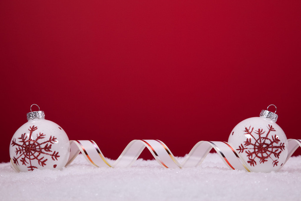 Χριστούγεννα μπάλες πάνω σε κόκκινο φόντο - Φωτογραφία, εικόνα