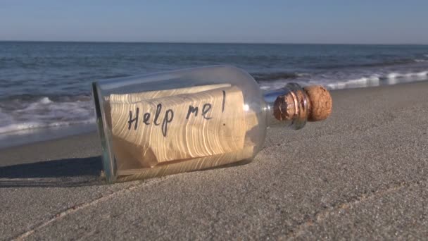 Flasche mit Botschaft am Strand - Filmmaterial, Video