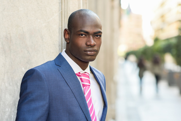 Όμορφος Μαύρος άνδρας φοράει κοστούμι στο αστικό παρασκήνιο - Φωτογραφία, εικόνα