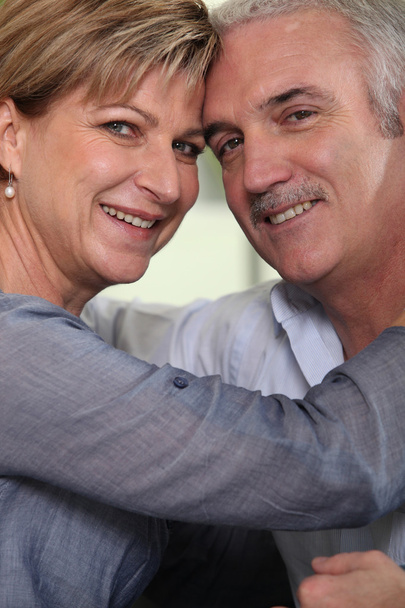 uśmiechający się starsza para czule przytulanie - Zdjęcie, obraz