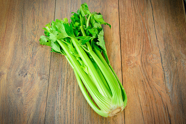 Svěží šťavnaté celer na pozadí Woody - Fotografie, Obrázek