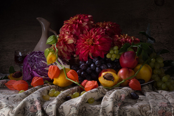 Naturaleza muerta con frutas y flores - Foto, Imagen