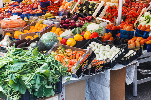 vegetables and fruits on open market - Valokuva, kuva