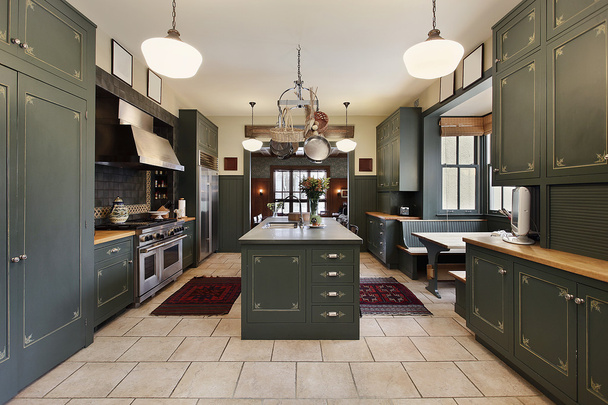 Amplia cocina con armarios verdes
 - Foto, imagen