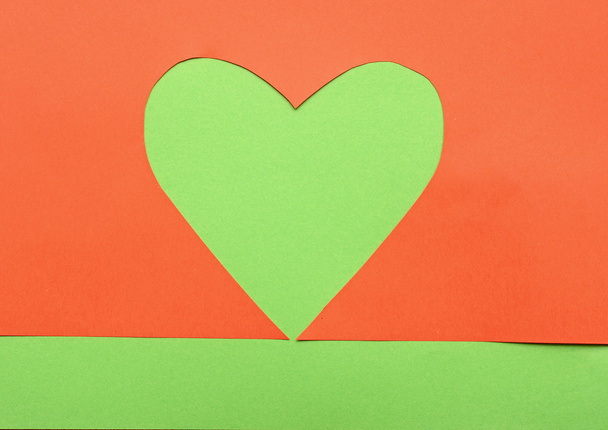 緑色の背景での紙のハートの形のクローズ アップ - 写真・画像