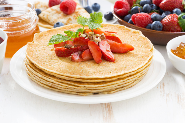 Delicious crepes with strawberries and honey - Фото, зображення