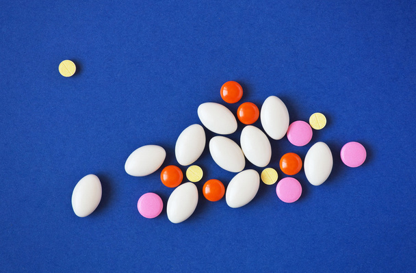 Geneeskunde pillen op blauwe achtergrond. Drug recept voor treatme - Foto, afbeelding