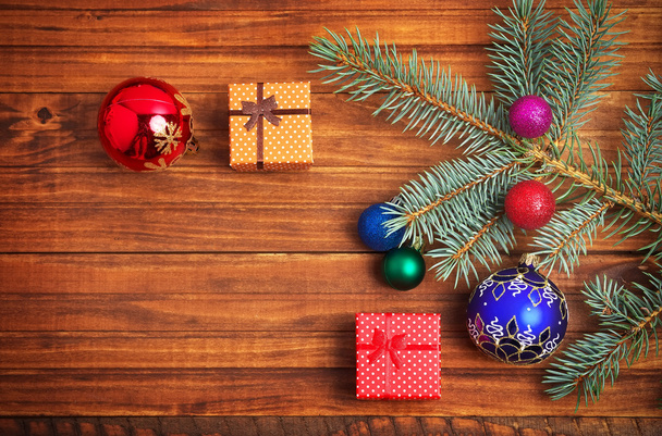 De giften van Kerstmis, fir-boomtak en Kerstmis speelgoed op houten ba - Foto, afbeelding