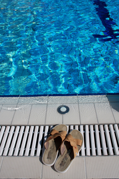 flip flop papucs-kék medence mellett - Fotó, kép