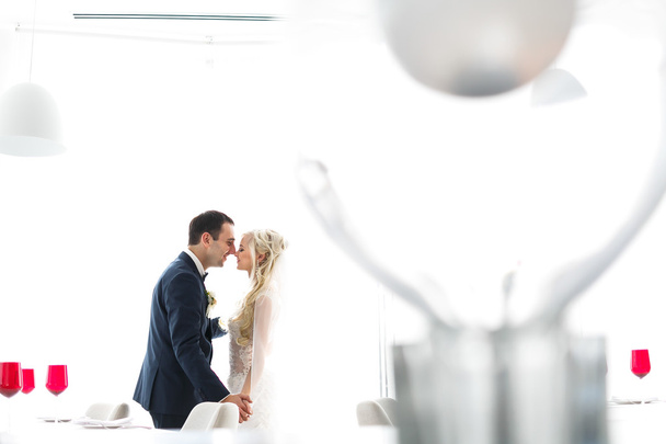 μελαχρινή γαμπρός και νύφη ξανθιά - Φωτογραφία, εικόνα