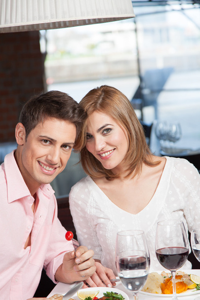 para zakochanych siedzi w restauracji - Zdjęcie, obraz