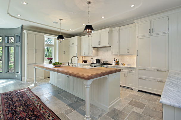 κουζίνα πολυτέλειας με το λευκό cabinetry - Φωτογραφία, εικόνα
