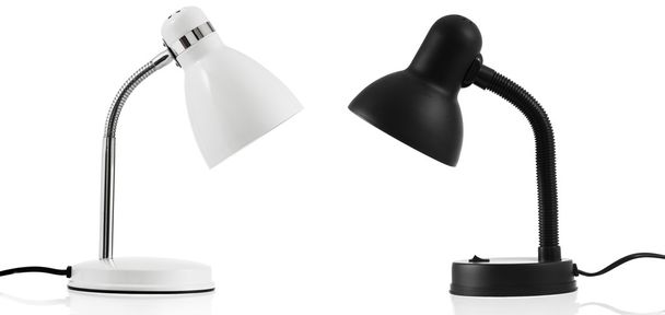 Lámpara de escritorio blanca y negra aislada en blanco
 - Foto, imagen