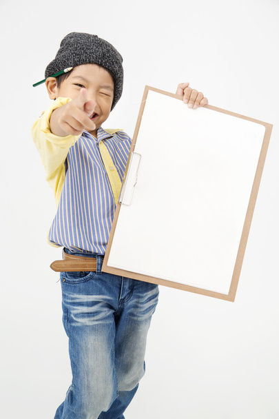 Счастливый азиатский мальчик держит пустую доску для рисования
  - Фото, изображение