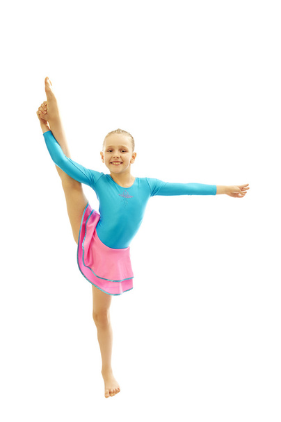 młoda dziewczyna robi ćwiczenia gimnastyki - Zdjęcie, obraz