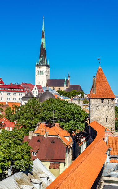 Weergave van St. Olaf Church en stad muren van Tallinn - Estland - Foto, afbeelding
