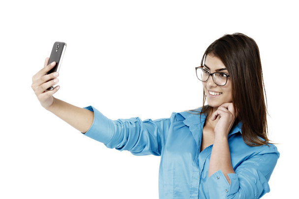 Γυναίκα των επιχειρήσεων μικρά, όμορφα λαμβάνοντας μια selfie με smartphone - Φωτογραφία, εικόνα