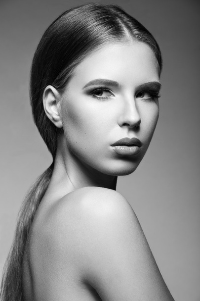 Beautiful woman with evening make-up,  long straight hair . Smoky eyes. Fashion photo. Black and White - Foto, afbeelding