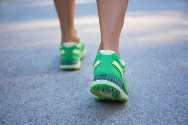 close-up de pernas femininas em sapatos desportivos correndo na estrada - Foto, Imagem