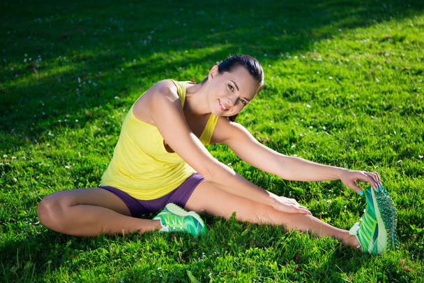 parkta sportif kadının yapması germe egzersizleri - Fotoğraf, Görsel