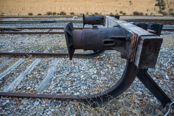 Doodlopende weg van een spoorlijn trein, zijaanzicht - Foto, afbeelding