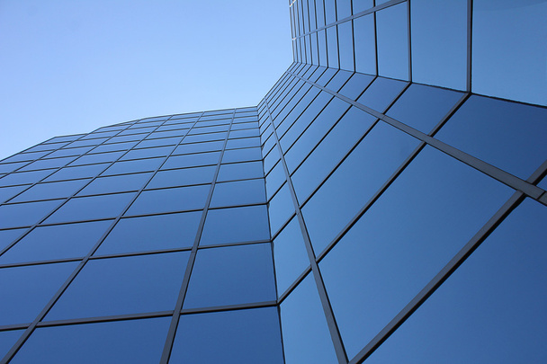 下から見られるガラスの超高層ビル - 写真・画像