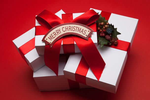 Vánoční dárek s červenou stuhu a veselé vánoční přání - Fotografie, Obrázek