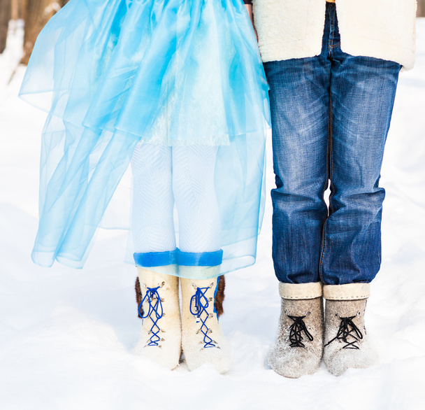 足の雪冬に立っているカップルを採用 - 写真・画像