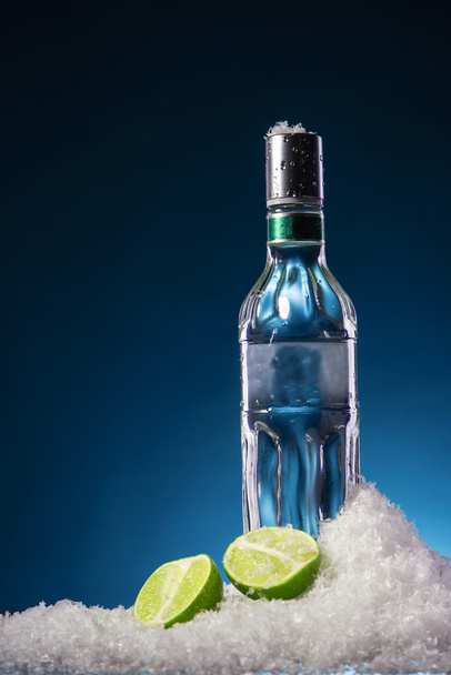 Bottiglia di vodka e fetta di lime
 - Foto, immagini