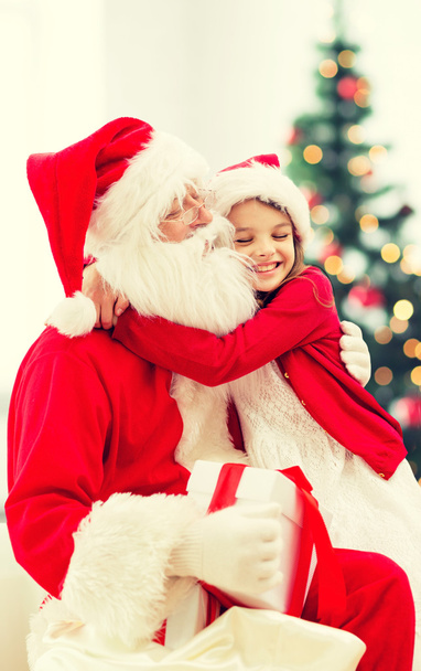 petite fille souriante avec Père Noël claus
 - Photo, image