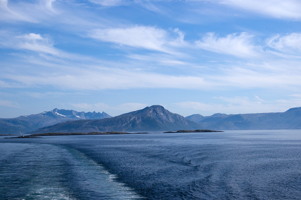 Mgliste górskie wybrzeża w pobliżu Bodo obejrzeli z promu na Lofotach, Norwegia - Zdjęcie, obraz