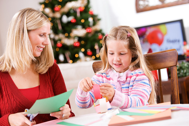 Christmas: Craft Fun For Family Making Paper Chain - Zdjęcie, obraz