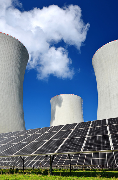 Painéis de energia solar e central nuclear
 - Foto, Imagem