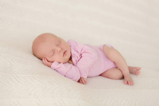 Bebé recién nacido durmiendo siesta satisfecha soñando
 - Foto, imagen